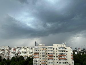 Un oficial al Ministerului Mediului avertizează că în următoarele 24 de ore se vor înregistra duble cantității de ploaie comparativ cu o lună întreagă