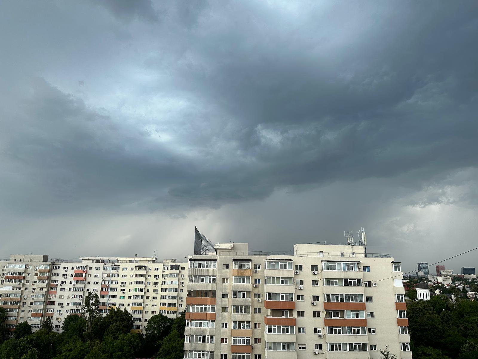 Un oficial al Ministerului Mediului avertizează că în următoarele 24 de ore se vor înregistra duble cantității de ploaie comparativ cu o lună întreagă