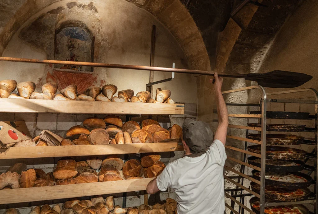 Rolul crucial al celui mai vechi aliment din istorie ca simbol al identității culturale, cu peste 200 de varietăți de pâine în Italia, fiecare regiune păstrând vie moștenirea tradițională.