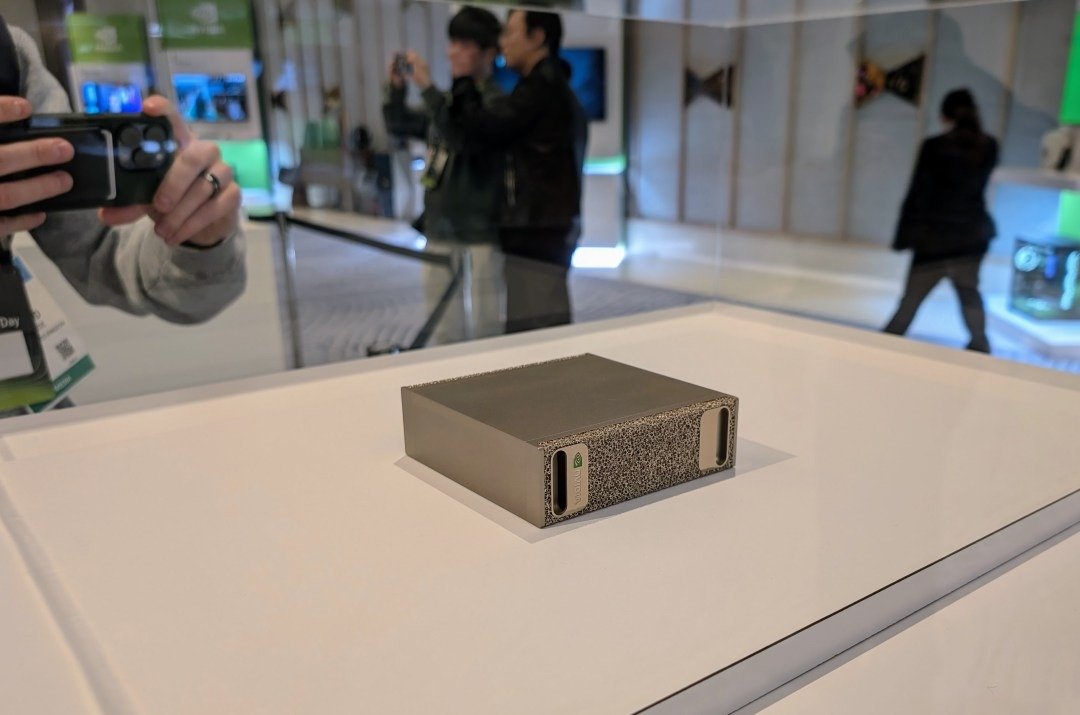 [ad_1] Recent, Nvidia a lansat DGX Spark, un mini-supercomputer destinat inteligenței artificiale, conceput pentru a oferi performanțe similare celor din centrele de date, într-un format compact și accesibil utilizatorilor individuali