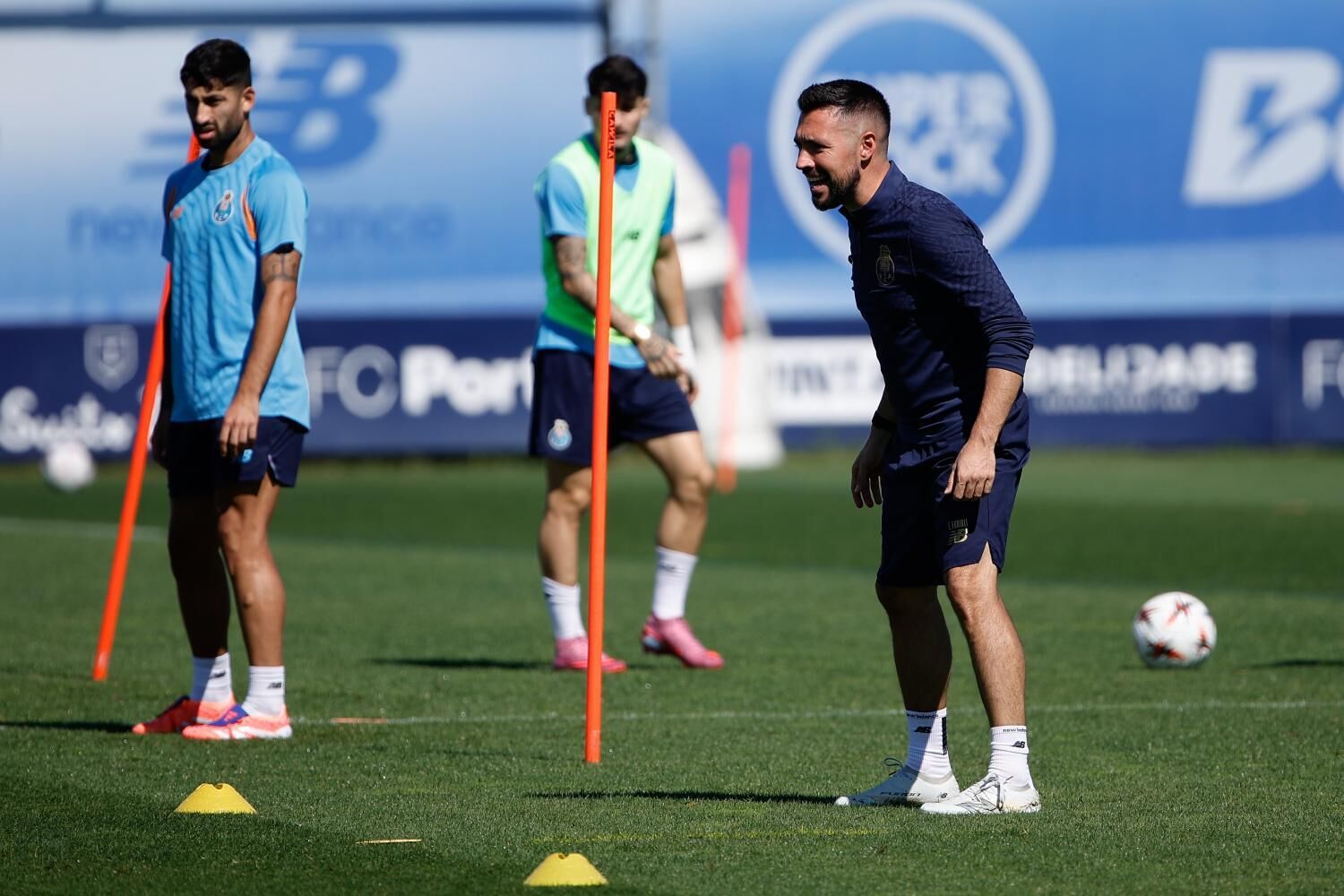 [ad_1] Echipa de fotbal a suferit modificări recente, după ce jucătorii polonezi Bednarek și Kiwior, precum și jucătorul din Danemarca Froholdt, au fost autorizați de antrenorul Francesco Farioli să ia o zi de descans