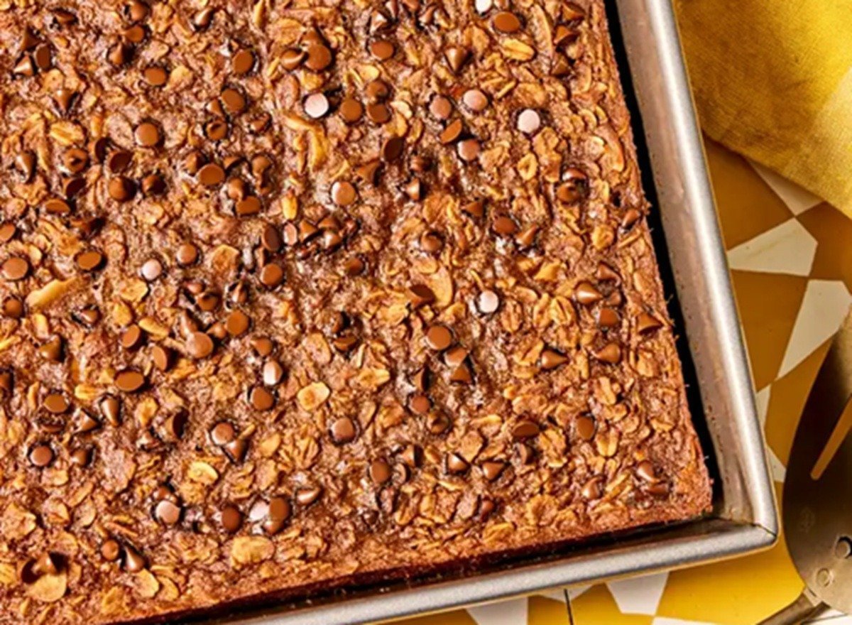 [ad_1] Un preparat din ovăz copt cu ciocolată și banane îmbină gustul clasic de pâine cu banane cu textura cremoasă și caldă a unui mic dejun nutritiv