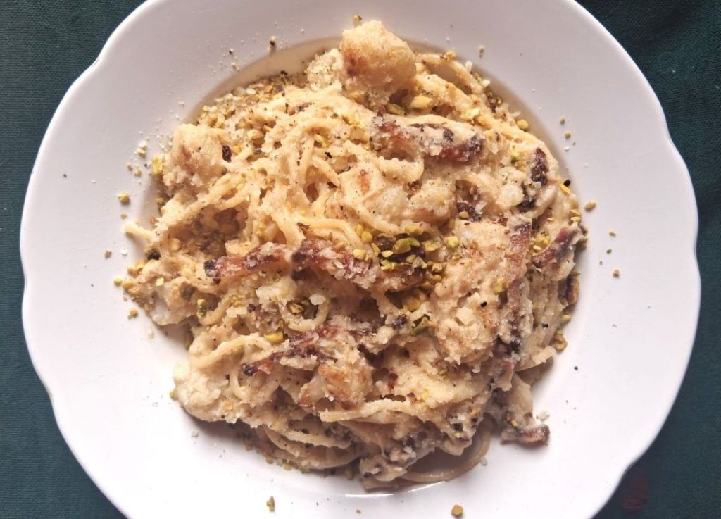 [ad_1] Imagine cu tăiței de spaghetti albi, acompaniați de bacon și cremă de conopidă, o rețetă perfectă pentru toamnă, rapidă și sănătoasă
