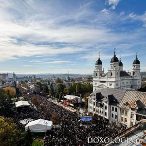 Pelerinajul de la Iaşi: 32.000 de participanţi la Sfânta Liturghie, în timp ce IPS Teofan a răsplătit trei familii de preoţi.