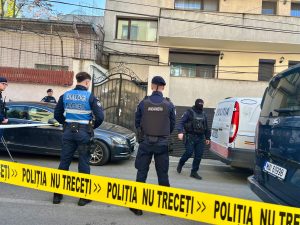 Descinderi în zece județe la o fabrică clandestină de acte și diplome false: permise de conducere, acte de identitate, certificate de studii și dosare de muncă