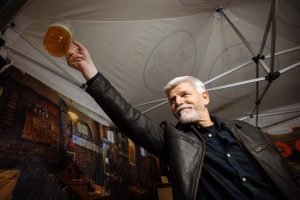 Miliardarul populist Babiș anunță discuții pentru formarea unei coaliții guvernamentale alături de eurosceptici și extremă dreaptă; decizia finală aparține președintelui ceh, susținător al integrării europene