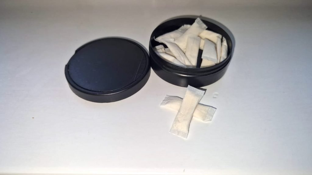 Pliculețele cu nicotină devin o problemă necontrolată / Tânără: „Am început la 14 ani. Mă ajută să mă simt mai puțin vinovat” / Expert în sănătate: „Necesită reglementări legislative, sunt periculoase”