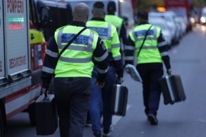 Autoritățile nu au acces încă în zona exploziei din blocul din Rahova din motive de siguranță și folosesc echipamente speciale precum nacele și drone pentru a obține imagini, în timp ce zeci de martori sunt audiați