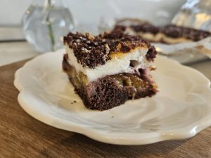 Deliciu de weekend: Prajitură cu prune și glazură delicată, de sezon și extrem de ușor de făcut