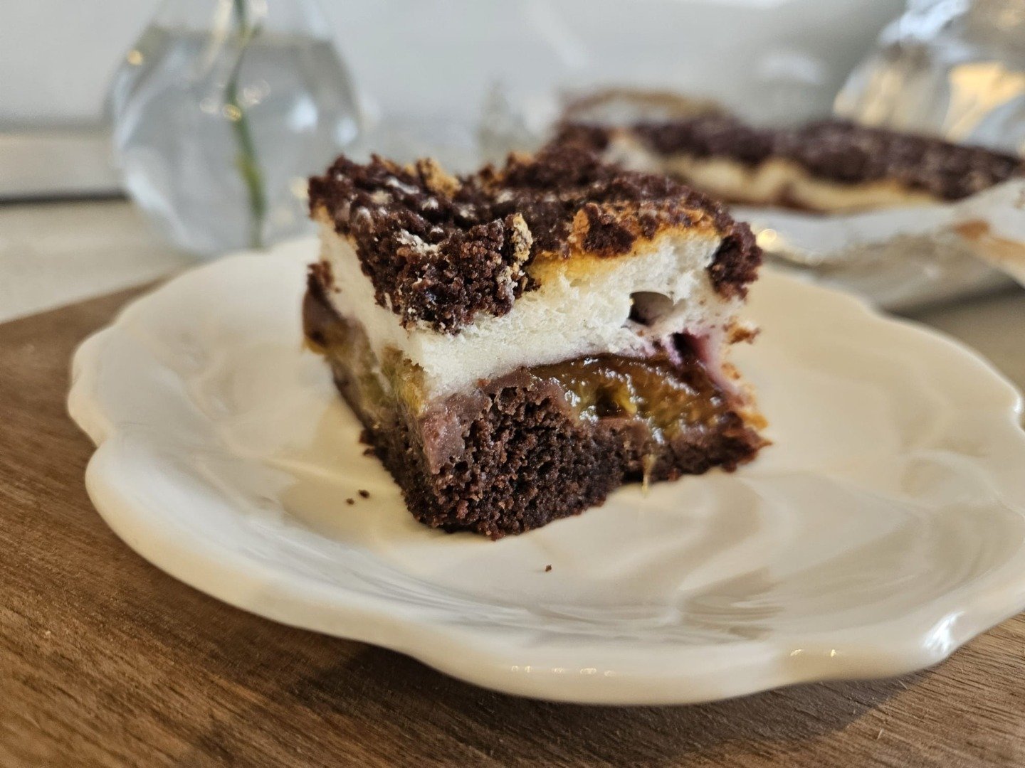 [ad_1] Dacă dorești un desert de sezon, simplu de pregătit și cu un gust remarcabil, prăjitura cu prune și o glazură delicată reprezintă opțiunea perfectă