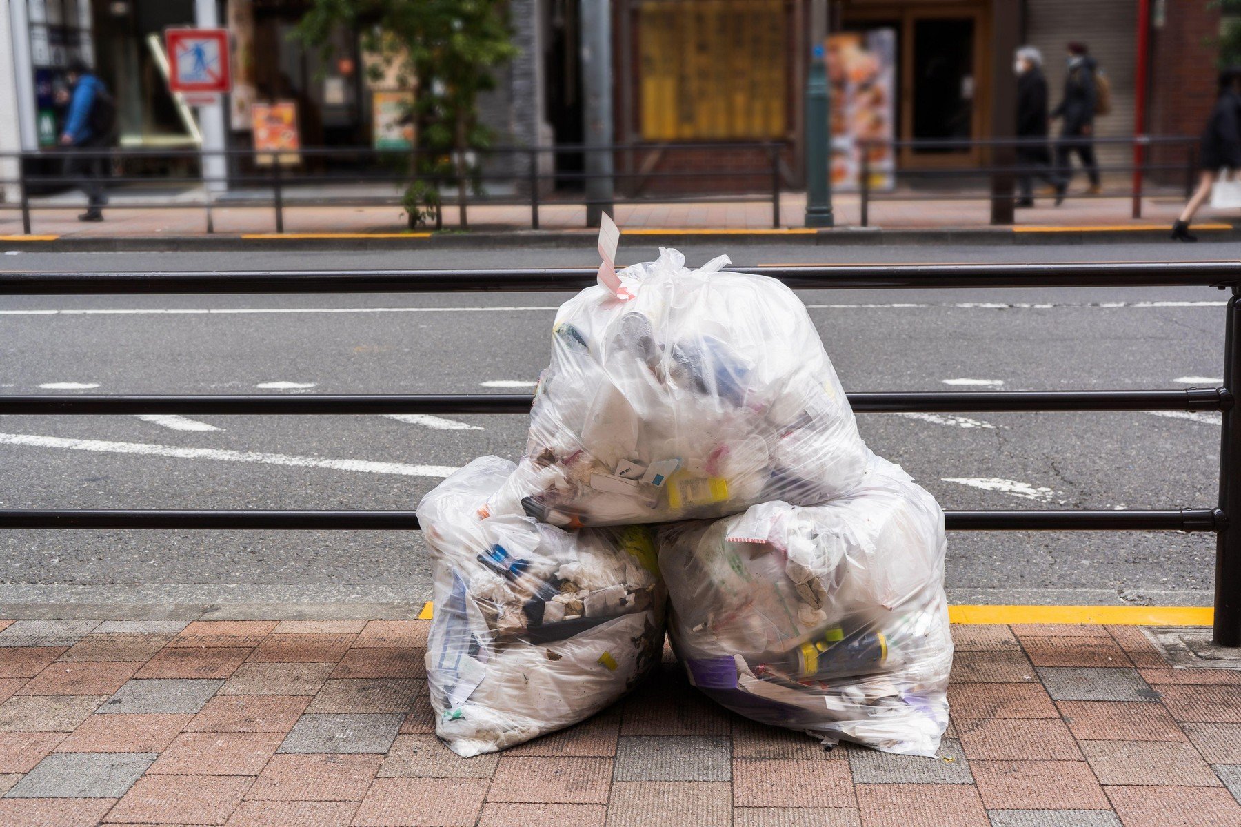 Consiliul Județean Timiș a întrerupt parteneriatul cu firma responsabilă de gestionarea depozitului de deșeuri, anunțând costuri mai mari pentru locuitorii din Timișoara, în timp ce gunoiul va fi dus în județele Arad și Hunedoara