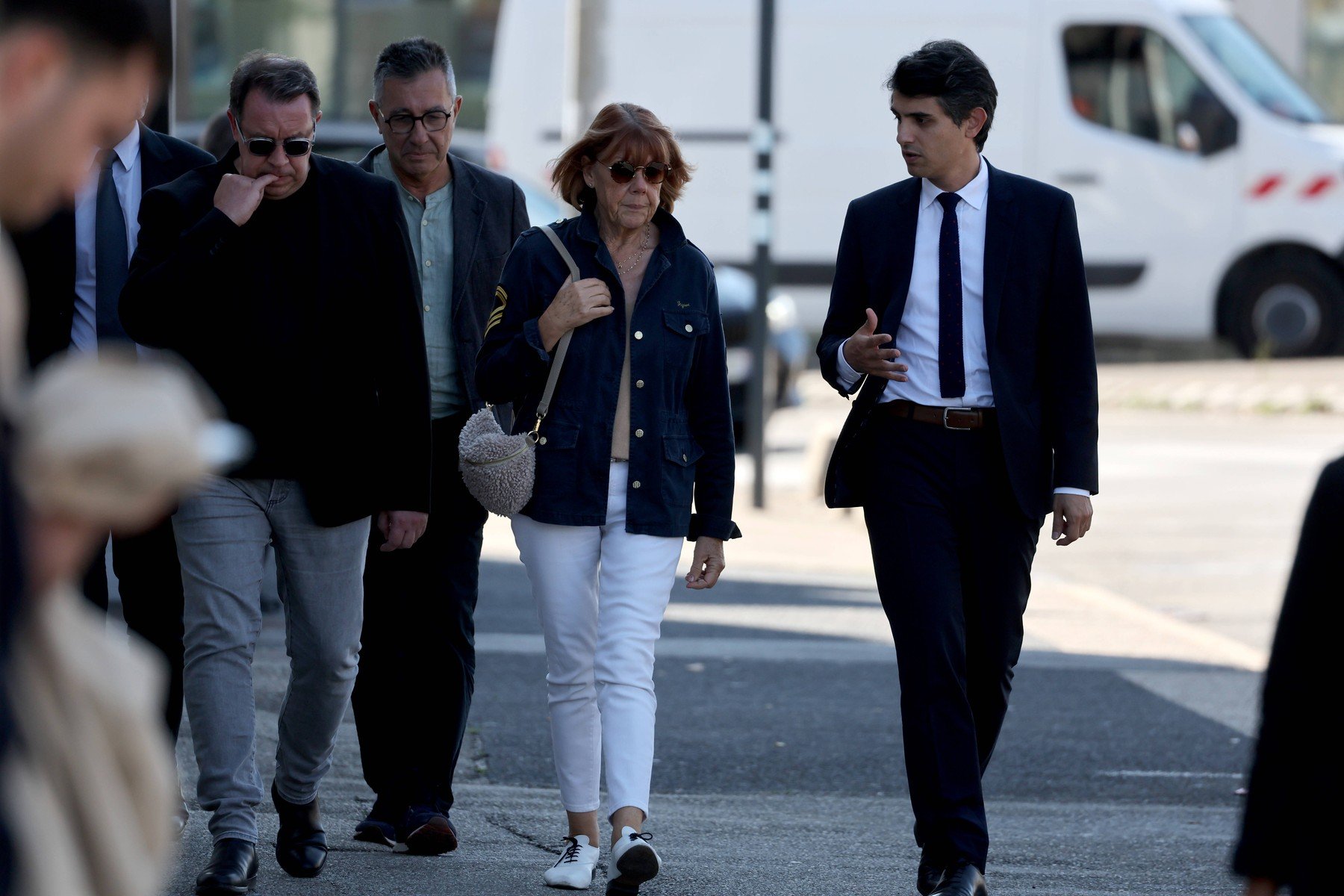 Gisèle Pelicot va fi prezentă la audierea în apel, după ce bărbatul condamnat pentru violul ei a contestat sentința; femeia a trăit aproape zece ani de suferințe, fiind victima mai multor violuri comise de diverse persoane în urma intoxicațiilor cu droguri administrate de fostul soț