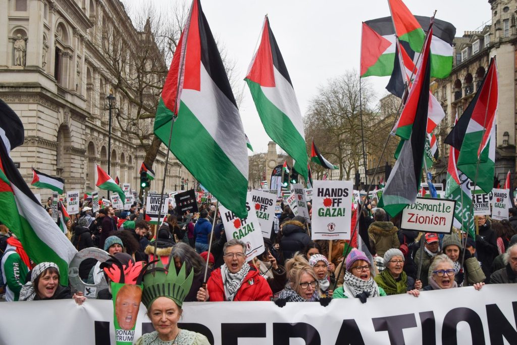 Mii de oameni protestează și se înregistrează tensiuni diplomatice globale după blocarea de către armata israeliană a majorității ambarcațiunilor din flotila pentru Gaza / Activista Greta Thunberg susține într-un clip înregistrat că a fost răpită de forțele israeliene