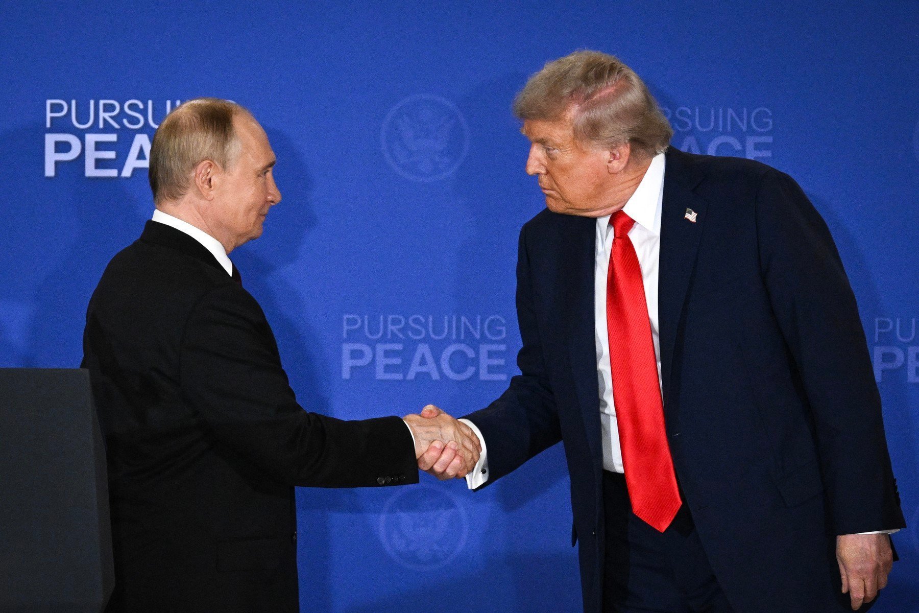 [ad_1] Vladimir Putin, președintele Rusiei, a afirmat că Donald Trump „face multe” pentru promovarea păcii mondiale și l-a criticat pe comitetul Nobel pentru că nu i-a acordat acestuia prestigiosul premiu, conform unei relatări a unui site de știri