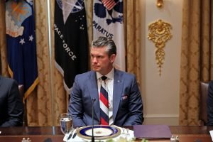 Pete Hegseth, acuzat că a purtat o cravată în inveseliile Rusiei la evenimentul cu Zelenski de la Casa Albă