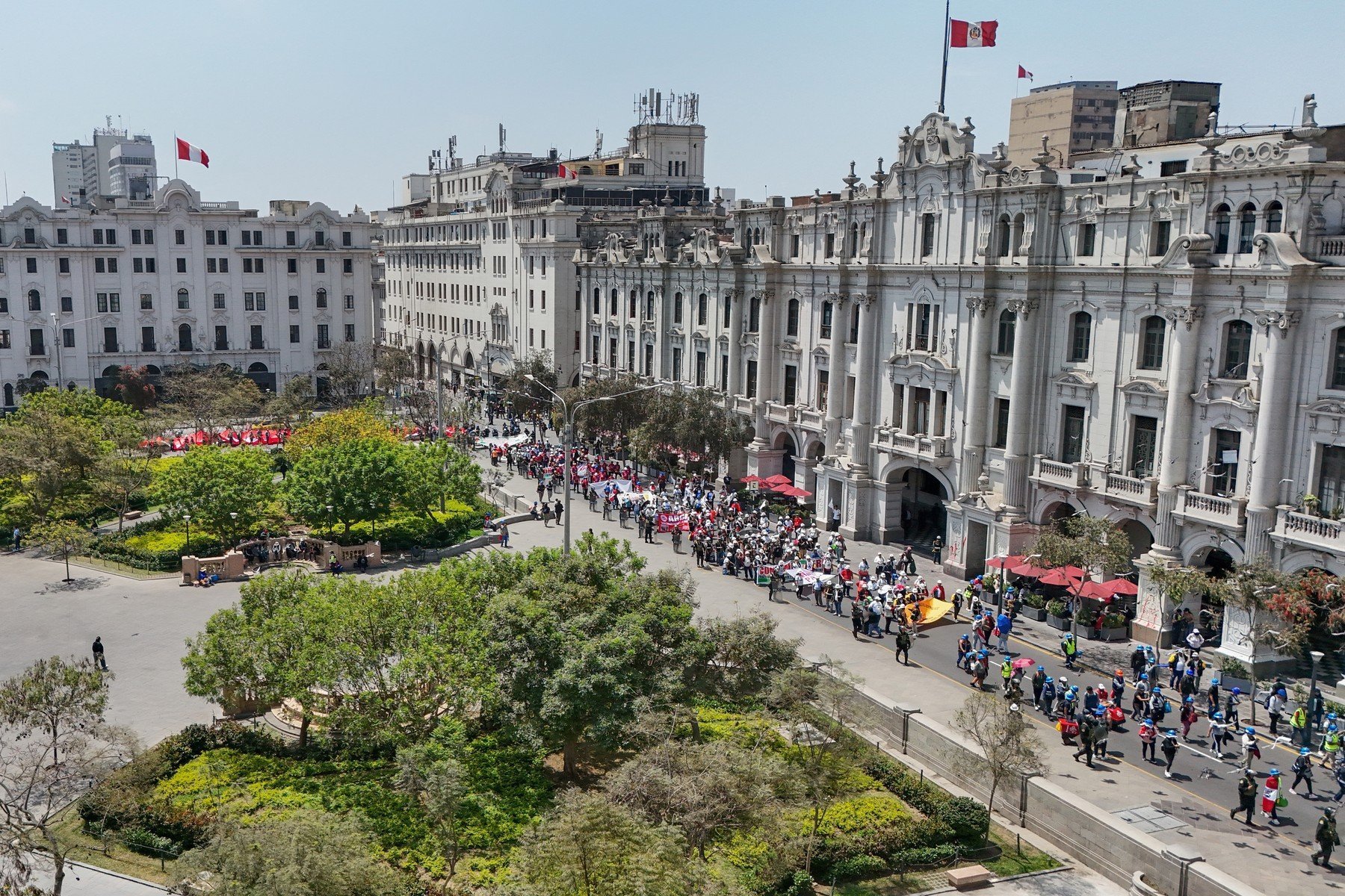 [ad_1] Când au avut loc confruntări între protestatari și forțele de ordine în timpul unei mari manifestații în Lima, pe 15 octombrie, un bărbat a fost împușcat mortal de poliție, iar peste o sută de persoane au fost rănite