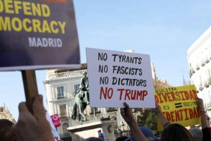 Manifestări ale americancilor în Madrid și Malaga pentru a protesta împotriva „opresiunii” președintelui Donald Trump