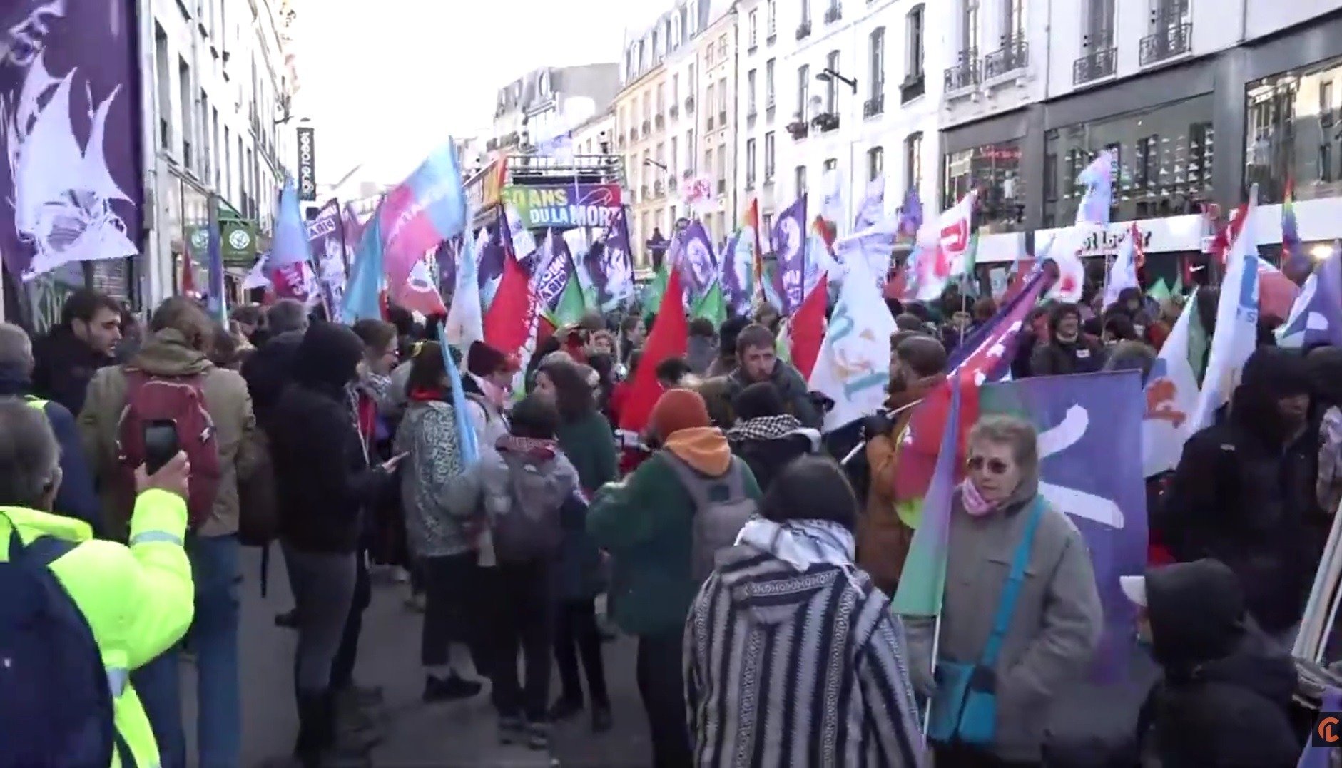 Aproximativ o pătrime din personalul din domeniul educației din Franța a participat joi la o acțiune de protest, iar guvernul informează că doar o mică parte, în jur de 6,4%, dintre profesori s-au alăturat grevei