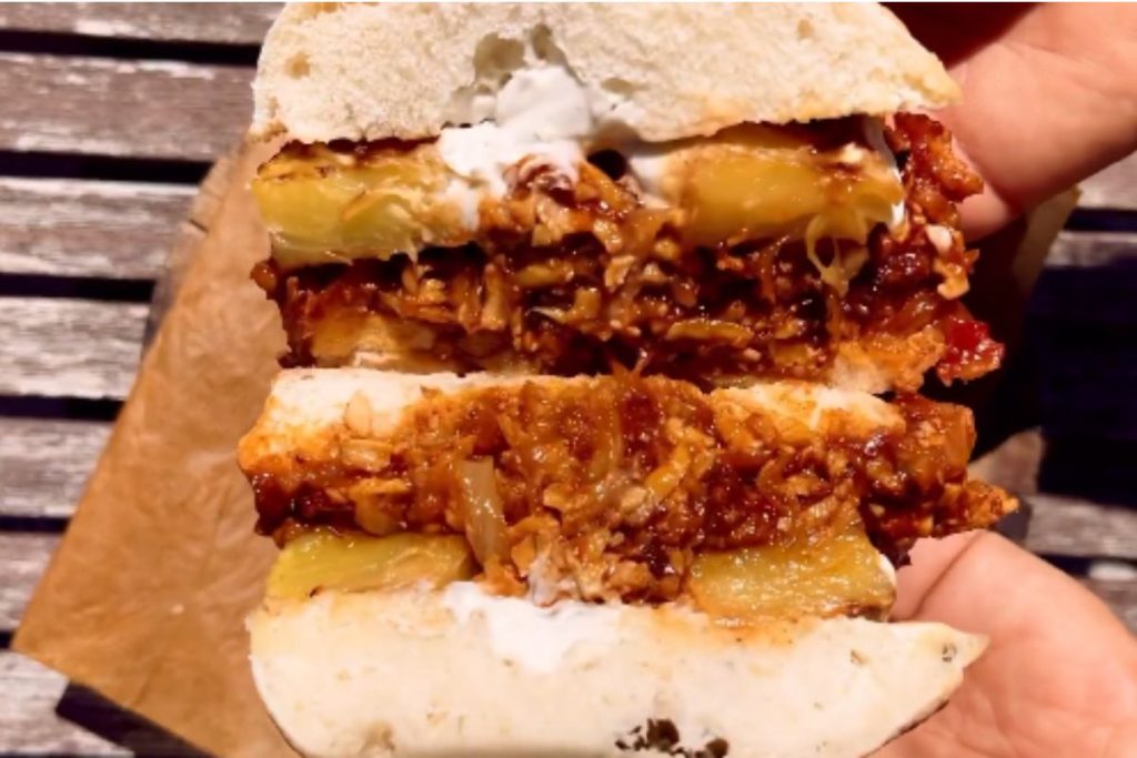 [ad_1] Această rețetă, realizată de Addicted to Hummus, combină ideal preparatele vegane cu gusturi exotice: tofu marinat și crocant, servit cu un sos barbecue picant, alături