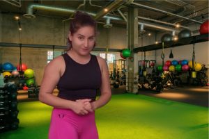 Video: Începând de luni, învață corect modul de executare a genuflexiunilor pas cu pas. Exercitiul contribuie la întărirea mușchilor picioarelor, fesierilor și trunchiului.