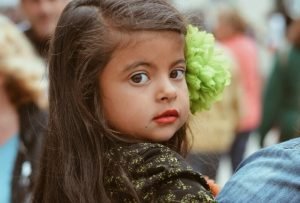 Romii din Cluj avertizează cu proteste: parlamentarii trebuie să respingă proiectul de lege asupra căsătoriilor timpurii / „Este o tradiție de respect reciproc între familii, fără implicarea unei conviețuiri sau relații conjugale”