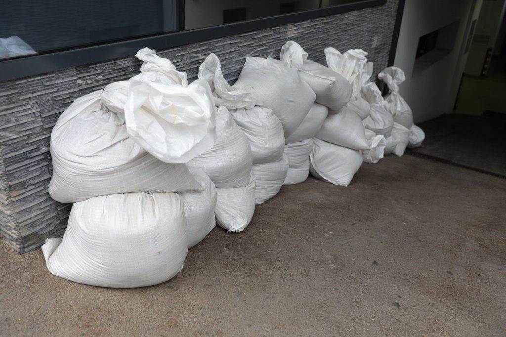 T di de nisip plasate pe străzile din Constanța pentru prevenirea inundațiilor au fost furate; primăria solicită returnarea sacilor, avertizând că este o infracțiune.