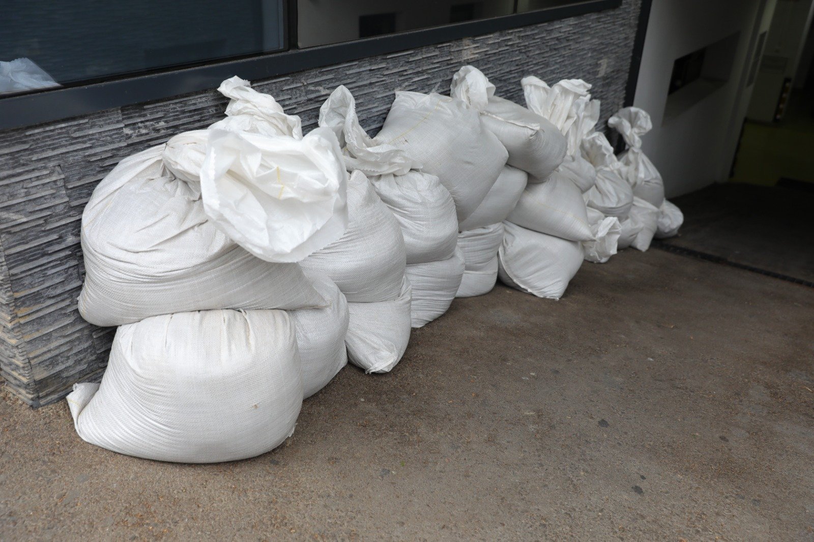 T di de nisip plasate pe străzile din Constanța pentru prevenirea inundațiilor au fost furate; primăria solicită returnarea sacilor, avertizând că este o infracțiune.