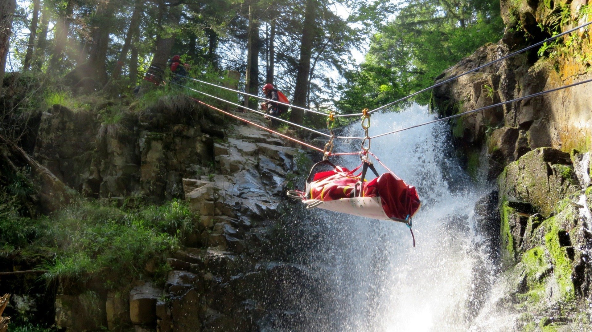 Intervenție a Salvamont Maramureș pentru salvarea a trei tineri ucraineni prinși în zona stâncoasă aproape de vârful Pop Ivan / După o încercare de salvare în curs pentru alți trei tineri ucraineni