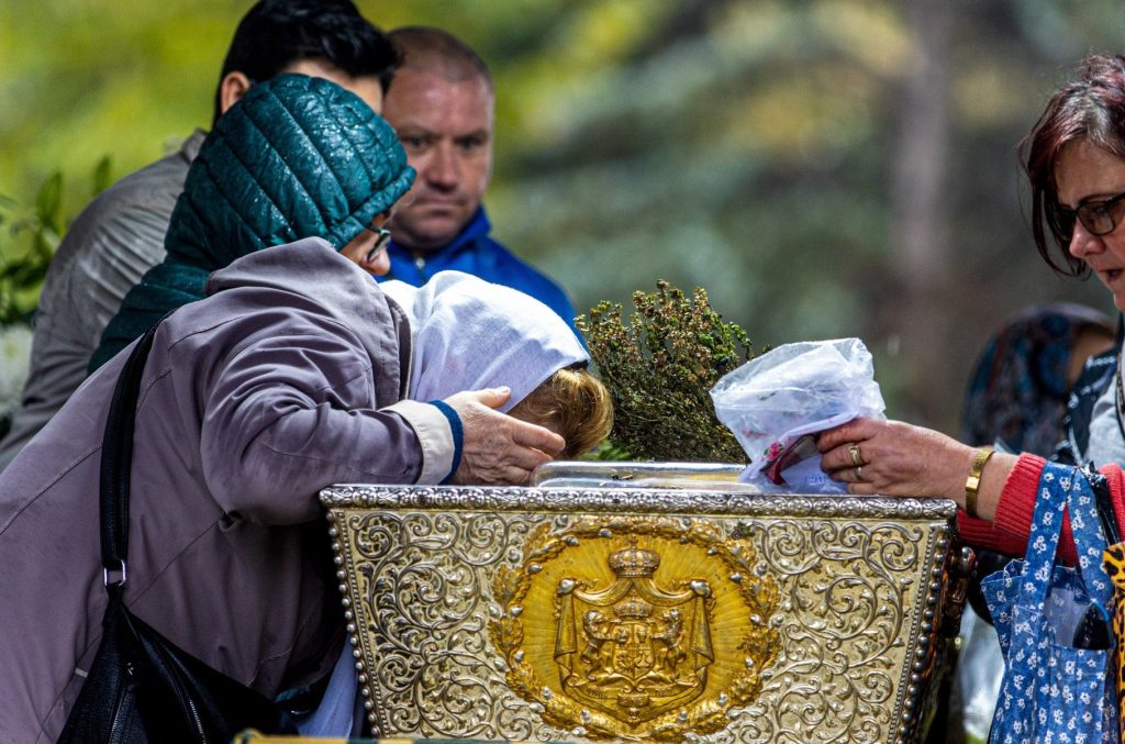 [ad_1] Aproximativ 17.000 de credincioși din țară și din străinătate așteaptă la o coadă de câțiva kilometri în Iași, pentru a se închina la relicva Sfintei Parascheva, conform unor informații oficiale