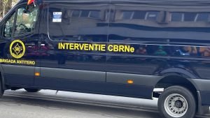 Alertă de bombă pe o stradă din Arad: polițiștii au descoperit un telefon mobil și un bărbat cu probleme psihice, asupra căruia au fost găsite telefoane și echipamente electronice, în cadrul investigațiilor Speciaștilor SRI