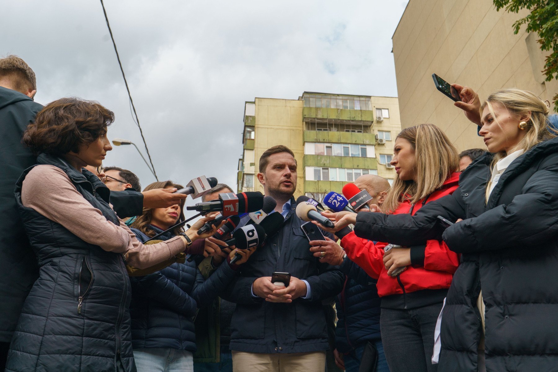 Explozia din Rahova: Primăria va asigura siguranța imobilului după finalizarea anchetei polițienești, inclusiv posibilitatea demolării; locatarii vor putea prelua bunurile de valoare, însă nu vor putea locui în unitate.