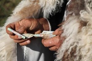 Micii fermieri nu mai pot vinde brânză fără factură!