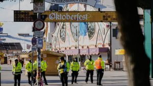 Poliția germană închide terenul de festival al Oktoberfest după o amenințare cu bombă în München. 

Sau o alta varianta 

Autoritățile germane închid spatial festivalului Oktoberfest din cauza unei posibile atac cu exploziv în orașul München.