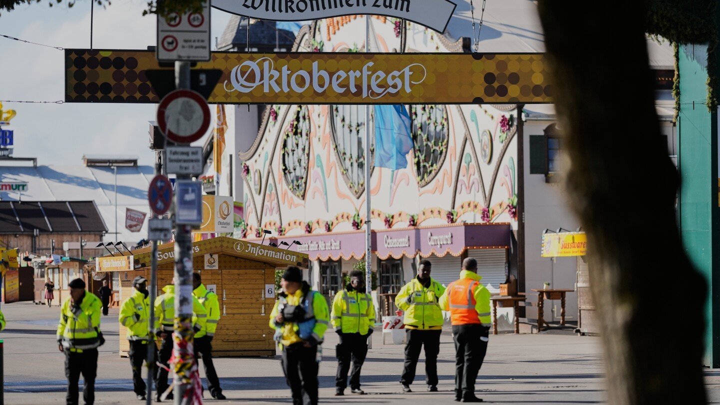 Poliția germană închide terenul de festival al Oktoberfest după o amenințare cu bombă în Munchen. 

Sau o alta varianta 

Autoritățile germane închid spatial festivalului Oktoberfest din cauza unei posibile atac cu exploziv în orașul Munchen.