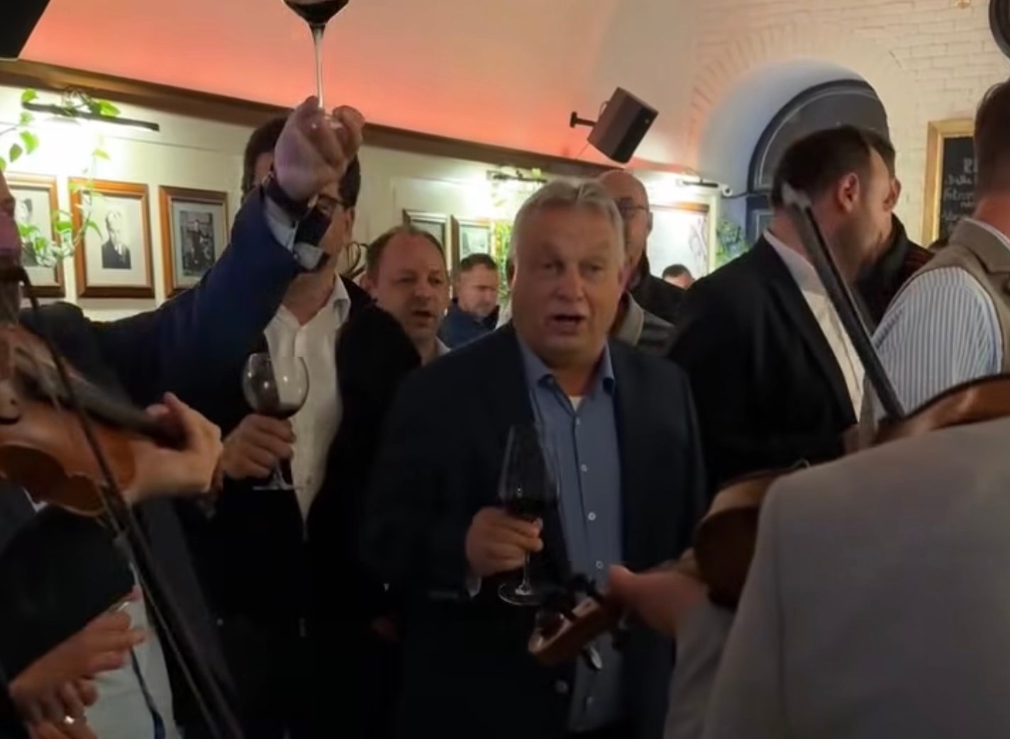 Viktor Orban interpretează o melodie populară maghiară într-un local din Cluj, mesajul său fiind „nu plecăm de aici”, conform Cluj24