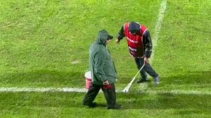 Imagini spectaculoase din Clinceni! Autoritățile au retușat liniile de pe teren cu var în timpul pauzei.