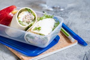 Cinci sugestii de meniuri pentru lunchbox cu ton, pline de carbohidrați sănătoși și legume proaspete, pentru prânzuri confortabile și echilibrate la birou