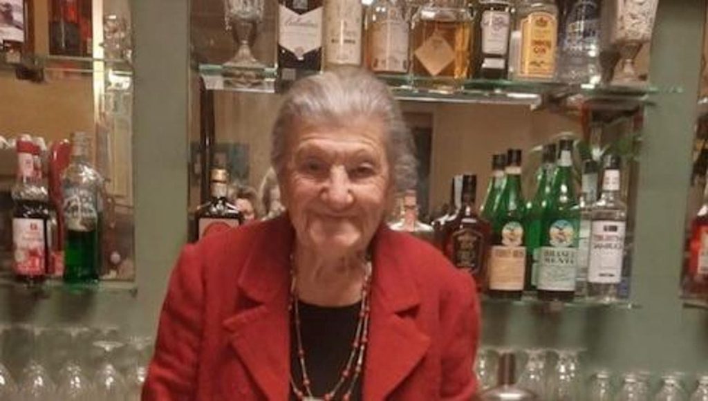 [ad_1] Barista italiană de 101 ani, o Regelui băuturilor, Anna Possi: „Am lucrat mereu cu plăcere și nu am avut niciodată vreo dorință, pentru că am făcut întotdeauna ceea ce îmi plăcea”