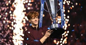 Jannik Sinner triumfă în fața lui Carlos Alcaraz în seturi consecutive pentru a-și apăra titlul la Turneul Final al Turului ATP