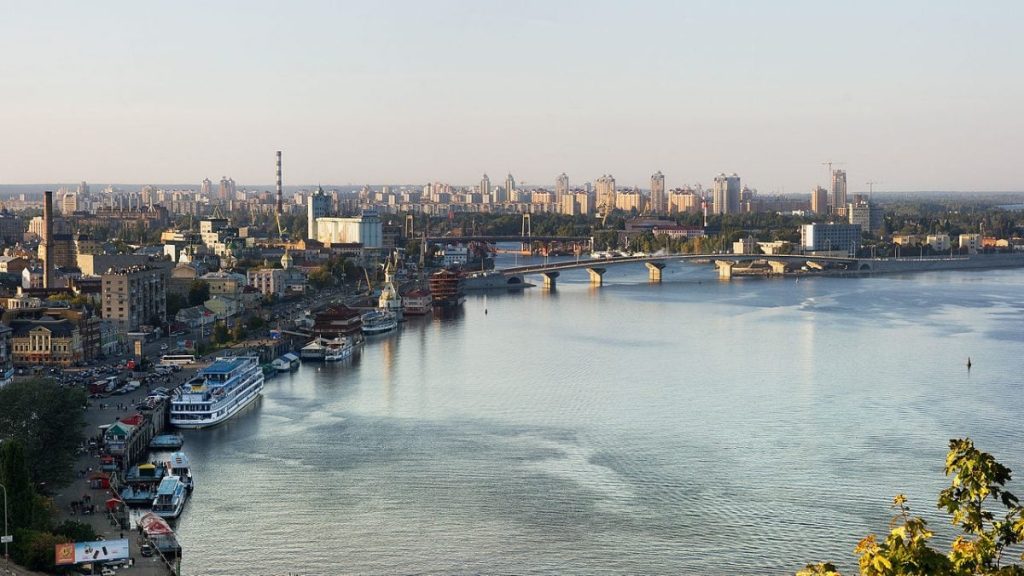 1280px-Dniepr_river_in_Kyiv-e1641206386324.jpg