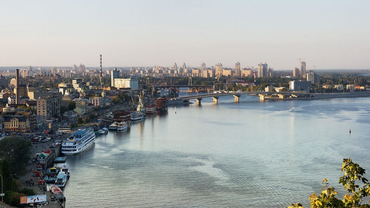 1280px-Dniepr_river_in_Kyiv-e1641206386324.jpg
