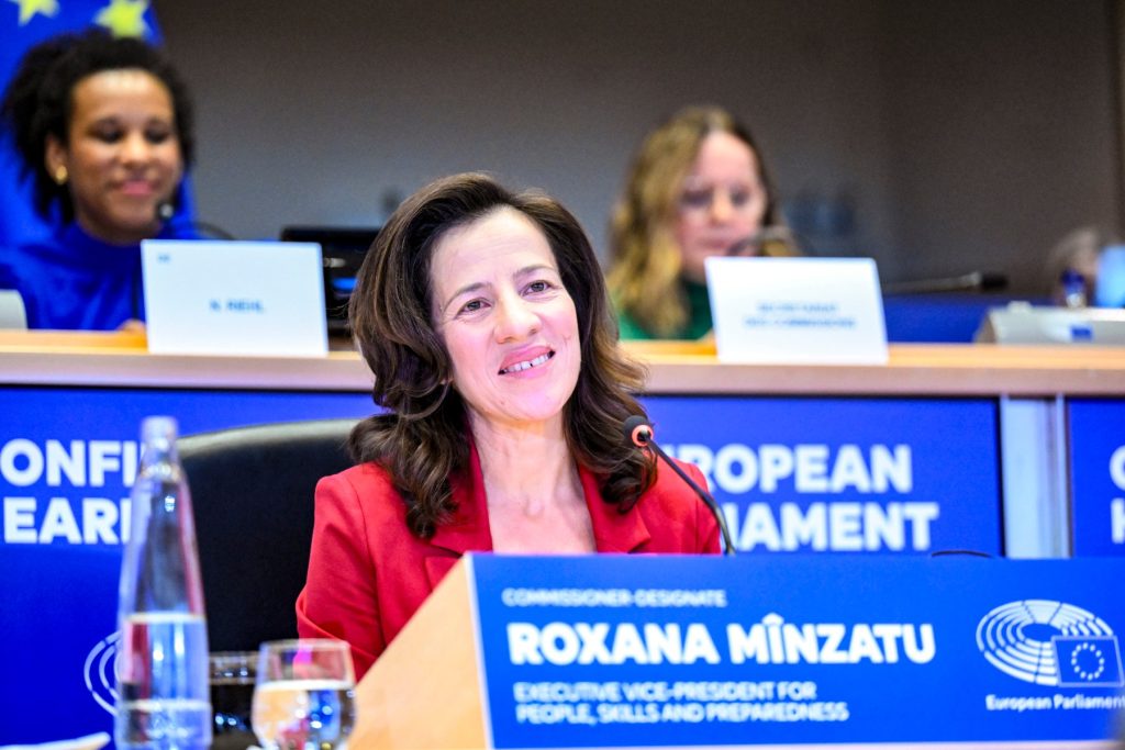 Comisarul european Roxana Mînzatu susține o discuție cu cetățenii la Facultatea de Drept în cadrul forumului Eurosfat 2025, la care s-au înscris peste 800 de participanți