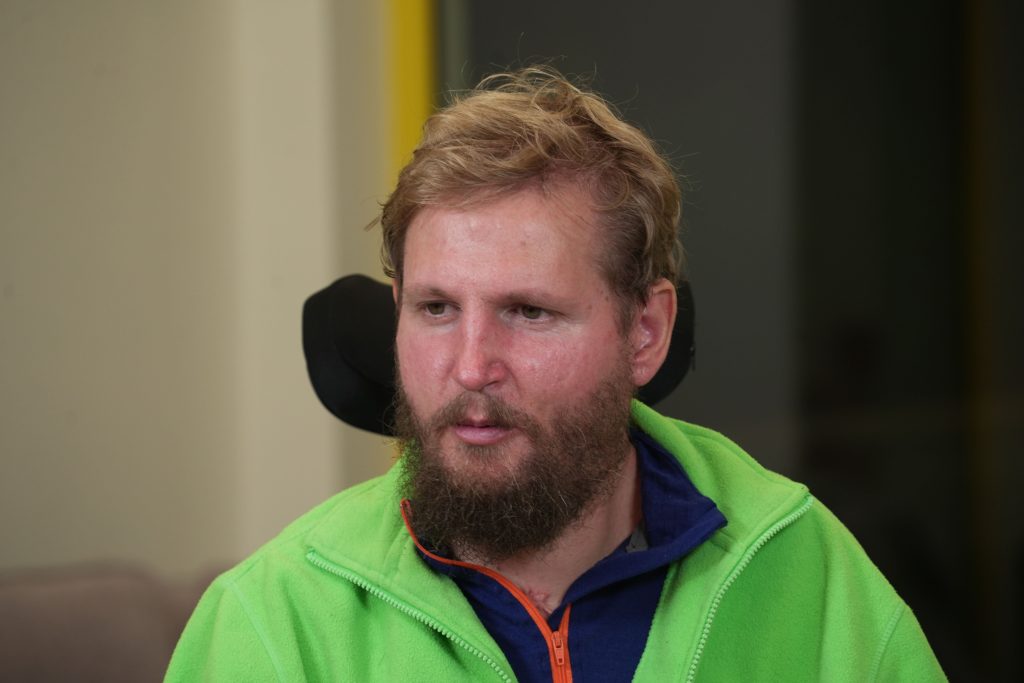 Iată o reformulare a titlului:
„Dialog exclusiv cu Mihai Neșu: ‘Gabi Tamaș are un loc special în inima mea’. Cât despre meciul între FCSB și Steaua, dar și despre rutina zilnică a fostului fotbalist, aflați mai multe detalii în interviul nostru special”