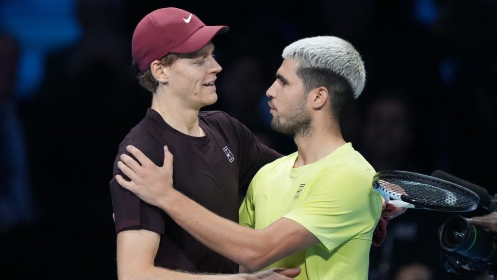 Iată o reformulare a titlului: „Jannik Sinner își apără titlul la Finalele ATP, după o victorie împotriva lui Carlos Alcaraz”