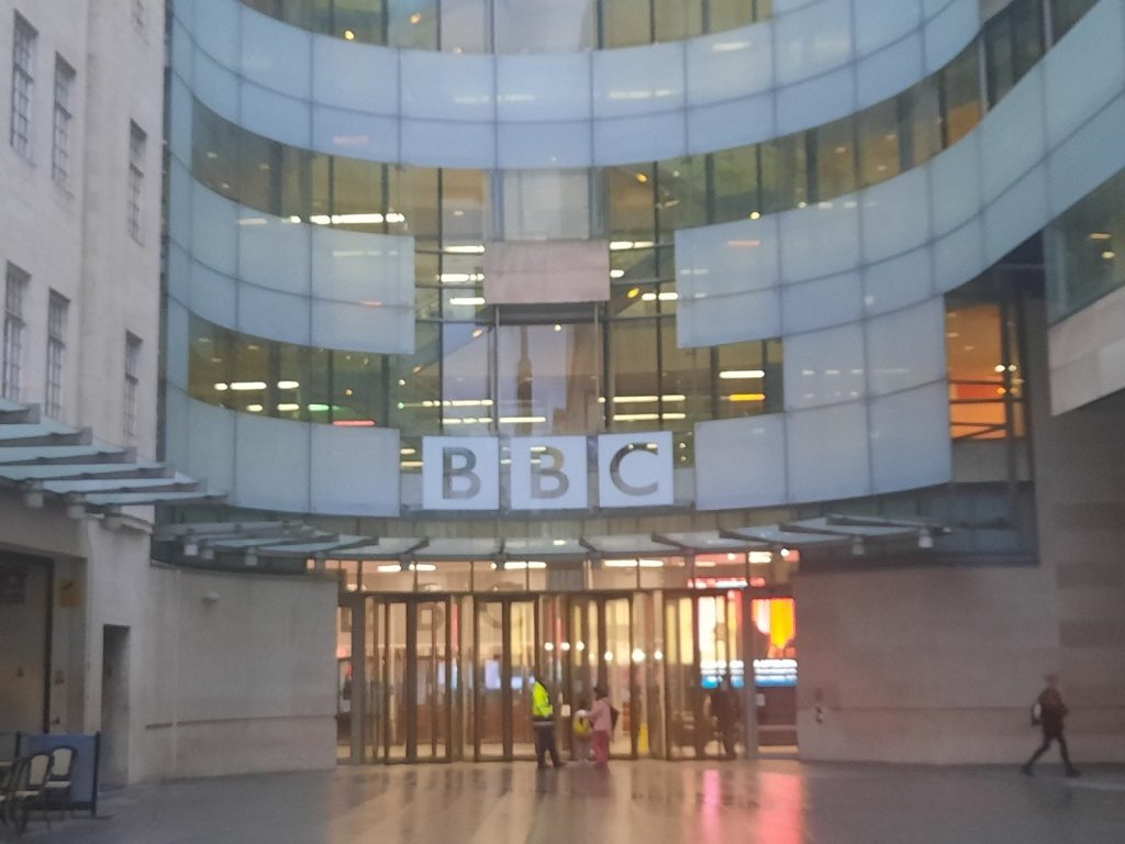 [ad_1] BBC și-a început oficial miercuri procesul de recrutare pentru un nou director general, după ce Tim Davie a demisionat în urma unui scandal legat de manipularea și modificarea unor informații, conform agenției de știri