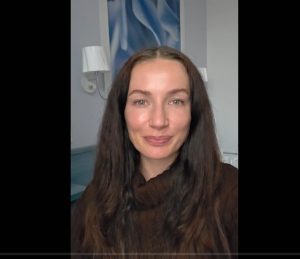 Artista Paula Hriscu pune capăt colaborării cu postul de televiziune Realitatea TV, refuzând să-i mai permită utilizarea uneia dintre piesele sale, după ce aceasta a fost asociată cu o mișcare politică suveranistă. Într-o declarație fermă, Paula Hriscu subliniază: “Eu creez muzică, nu fac politică”.