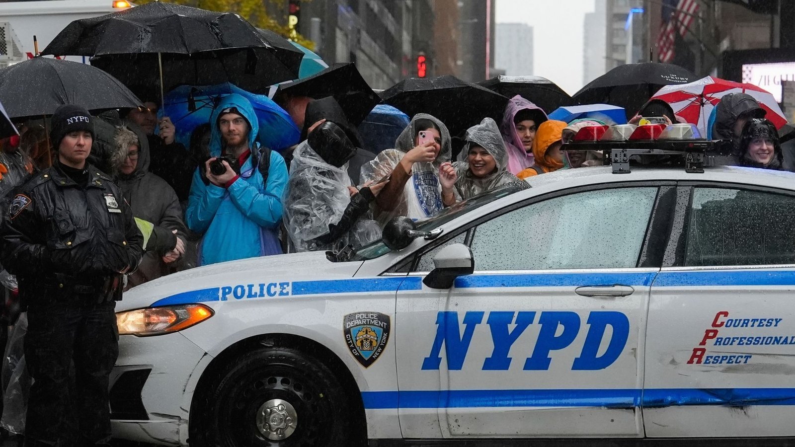 „Parada de Ziua Recunostintei Macy’s din 2025: politia din New York emite avertizare in ciuda lipsei unor amenintari specifice”

Sau, alternativ:

„Parada de Ziua Recunostintei de la Macy’s din 2025: autoritatile locale emit alerta pentru securitate in ciuda lipsei unor amenintari concrete”