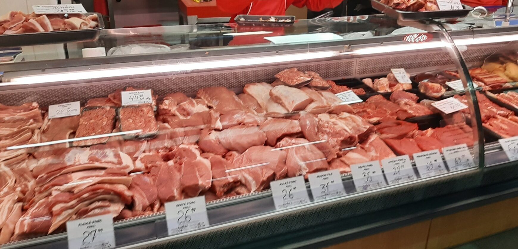 Analiză de piață: Prețul unui kilogram de carne de porc înainte de sărbători – Contra așteptărilor, produsul rămâne disponibil în magazine și se vinde la prețuri obișnuite, cu promoții în marile lanțuri comerciale
