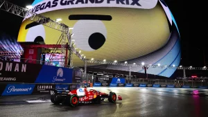 Iată o reformulare a titlulului: “Lewis Hamilton atinge un minim istoric în calificări, în timp ce Norris prelungește seria sa de pole-uri la evenimentul de la Las Vegas”

Sau, utilizând sinonime:

“Lewis Hamilton experimentează un eșec în calificări, în timp ce Norris își extinde șirul de starturi de pe prima poziție la cursa de la Las Vegas”

Sau, într-o variantă mai concisă:

“Hamilton atinge un minim în calificări, Norris domină la Las Vegas”