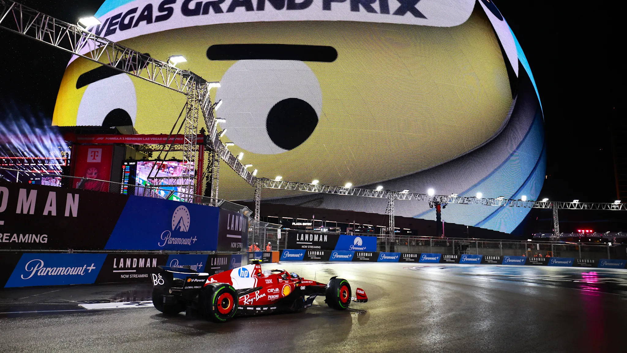 Iată o reformulare a titlulului: „Lewis Hamilton atinge un minim istoric în calificări, în timp ce Norris prelungește seria sa de pole-uri la evenimentul de la Las Vegas”

Sau, utilizând sinonime:

„Lewis Hamilton experimentează un eșec în calificări, în timp ce Norris își extinde șirul de starturi de pe prima poziție la cursa de la Las Vegas”

Sau, într-o variantă mai concisă:

„Hamilton atinge un minim în calificări, Norris domină la Las Vegas”